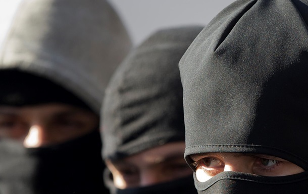 На Мукачівщині чоловік, конфліктуючи із тестем, вирішив його залякати: побив із товаришами в масках