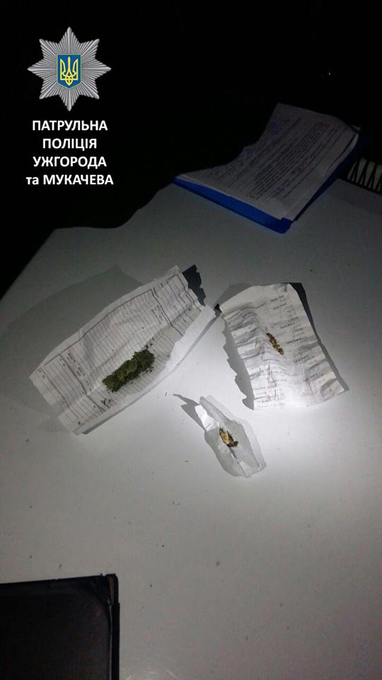 У Мукачеві затримали молодика, що роз'їжджав нічним містом із марихуаною (ФОТО)