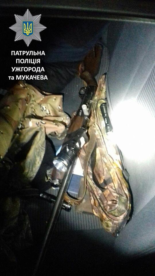 У "Шкоді" порушника ПДР у Мукачеві виявили ножі та рушниці (ФОТО)