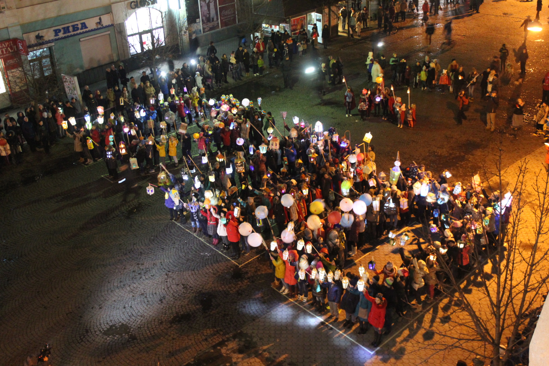 До дня Святого Мартина у Мукачеві дітвора організувала ліхтариковий флеш-моб (ФОТО)