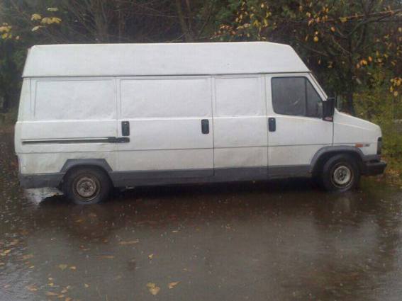 Поблизу Ужгорода затримали вантажівки з "лівими" дровами і "сумнівними" металевими брусками (ФОТО)