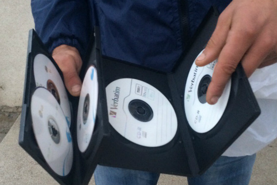 28-річний мукачівець продавав на ринку в Берегові DVD з порнографією (ФОТО)