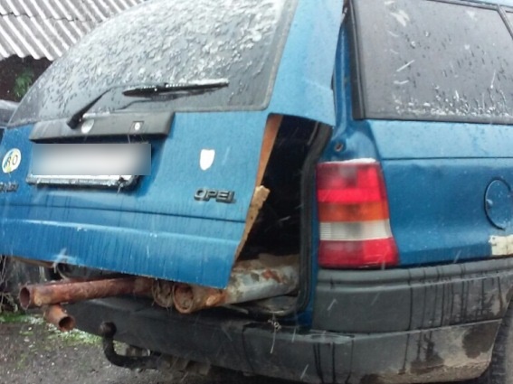 На Мукачівщині затримали авто, водій котрого перевозив металеві труби невідомого походження (ФОТО)