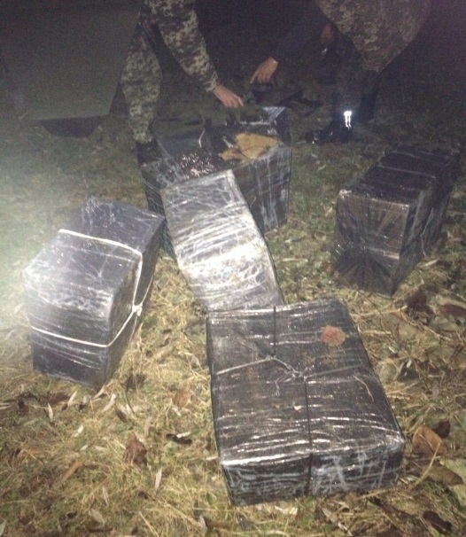 На Закарпатті поблизу Тиси пострілами затримали кількох "водолазів" у гідрокостюмах та знайшли 16 пакунків сигарет (ФОТО)