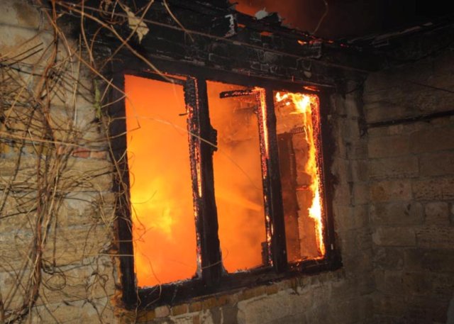 В Ізі на Хустщині з палаючого будинку порятували 99-річну бабцю 