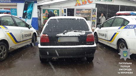 В Ужгороді у зупиненого за порушення ПДР водія "Фольксвагена" виявили підроблене свідоцтво реєстрації (ФОТО)