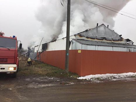 Пожежа на складах у приужгородських Оноківцях знищила покрівлю, 2 автомобілі, холодильники та майно (ФОТО)