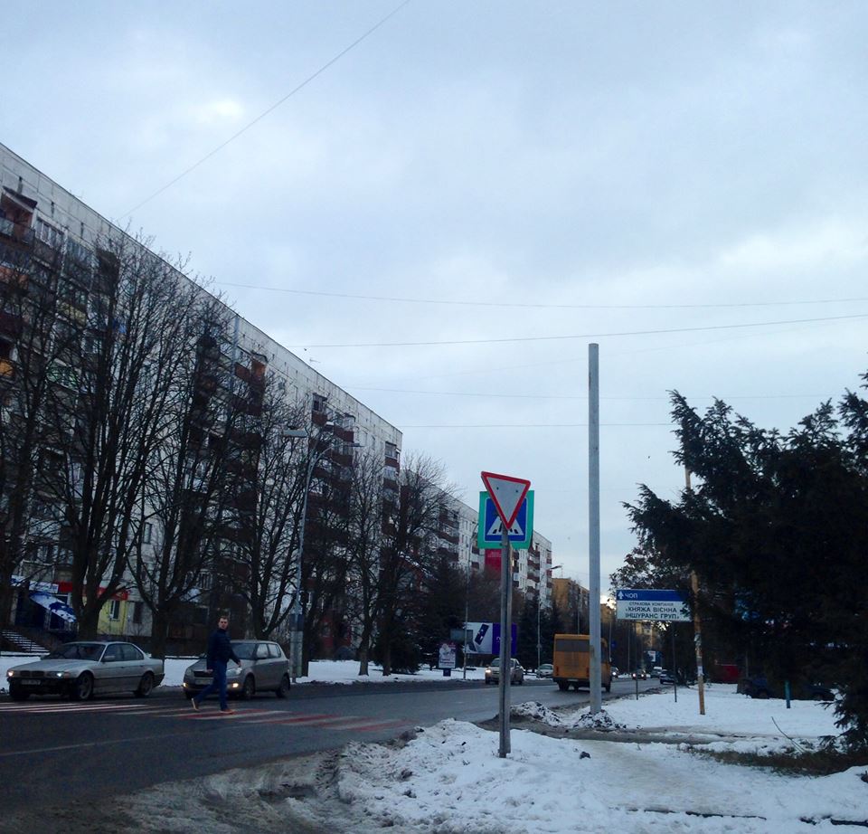 До кінця січня проблемний пішохідний перехід на Минайській в Ужгороді "арково" підсвітять (ФОТО)