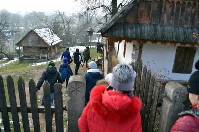 У хатинках обласного скансену в Ужгороді школярі шукали "дорогу до Миколая" (ФОТО)