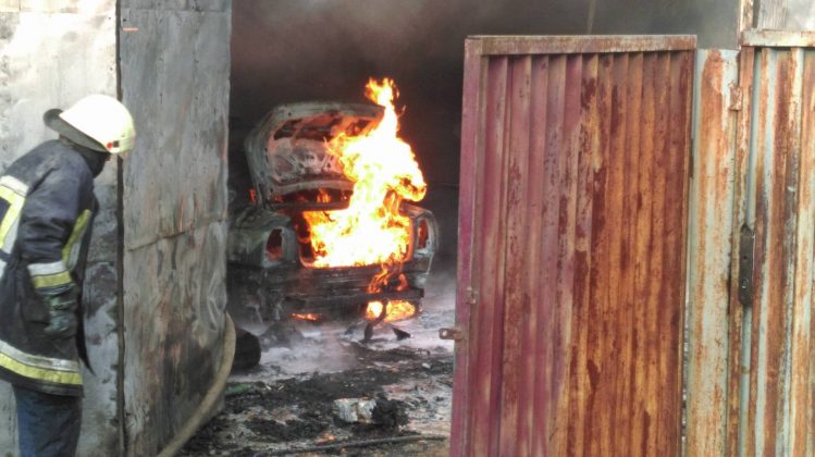 В центрі Ужгорода під час встановлення газової установки вибухнуло авто, постраждав чоловік (ФОТО)