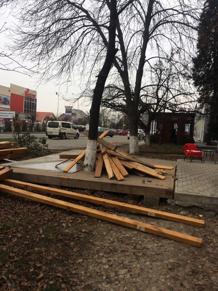 В Ужгороді демонтували незаконно встановлену на зеленій зоні терасу кафе