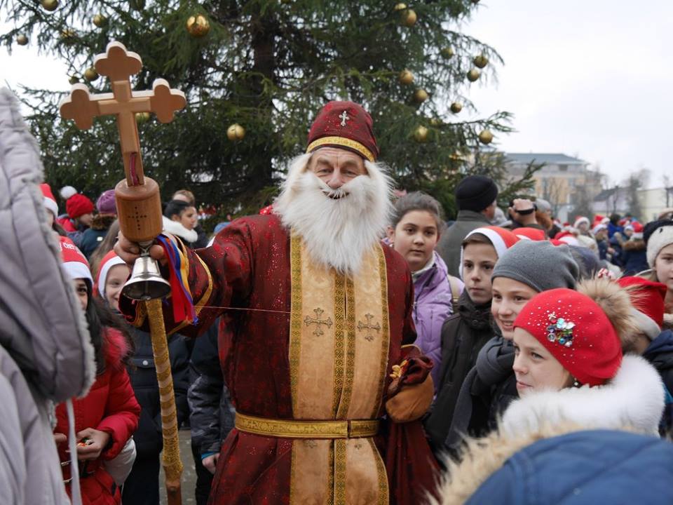 В Ужгороді урочистостями біля головної ялинки на Театральній розпочали програму новорічно-різдвяних свят (ФОТО)