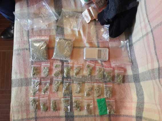 В Ужгороді під час обшуку будинку на Радванці знайшли розфасованої марихуани на 25 тис грн (ФОТО)