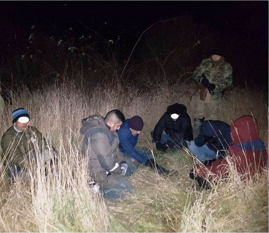 На Закарпатті затримали 6 "нелегалів"-азійців, які пробиралися в Угорщину (ФОТО)