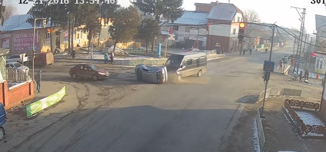 У Буштині на Тячівщині мікроавтобус в'їхав у легковик, перекинувши його на дах (ВІДЕО)