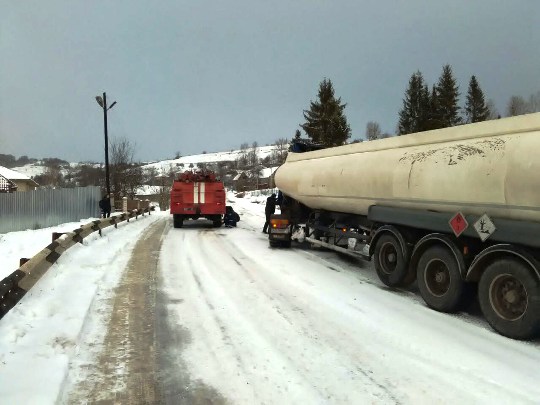 На Закарпатті допомоги у визволенні з полону снігу потребували 14 вантажівок та легковик (ФОТО)
