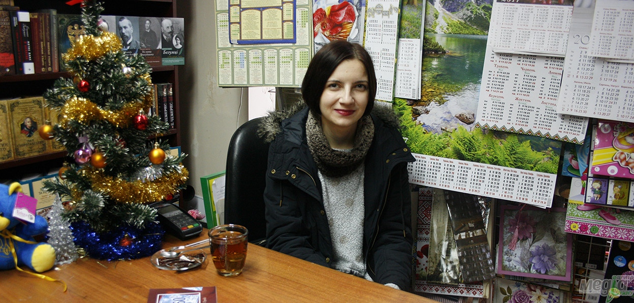 За прилавком "Кобзаря" в Ужгороді зі своєю дебютною збіркою "акційно" знайомила відвідувачів Марія Трунова