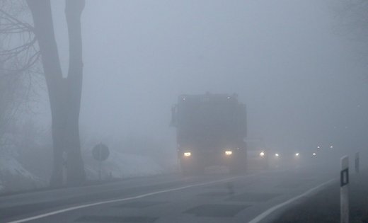 Пересування дорогами Закарпаття найближчої доби буде підвищено небезпечним через туман