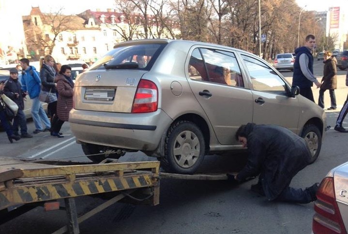 ФОТОФАКТ. В Ужгороді поліцейські евакуювали авто, припарковане на "зебрі" "бездокументною" власницею