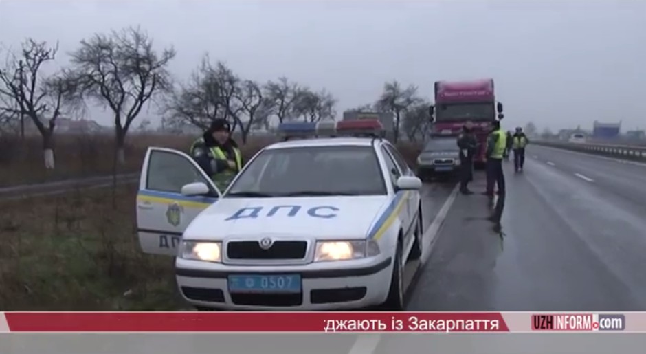 Російські фури виїжджають із Закарпаття у супроводі поліції (ВІДЕО)