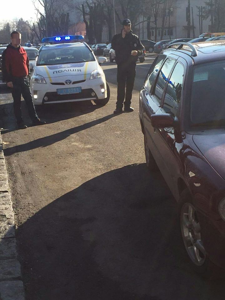 В Ужгороді водій "Форда" намагався здурити поліцейський патруль невідповідними документами