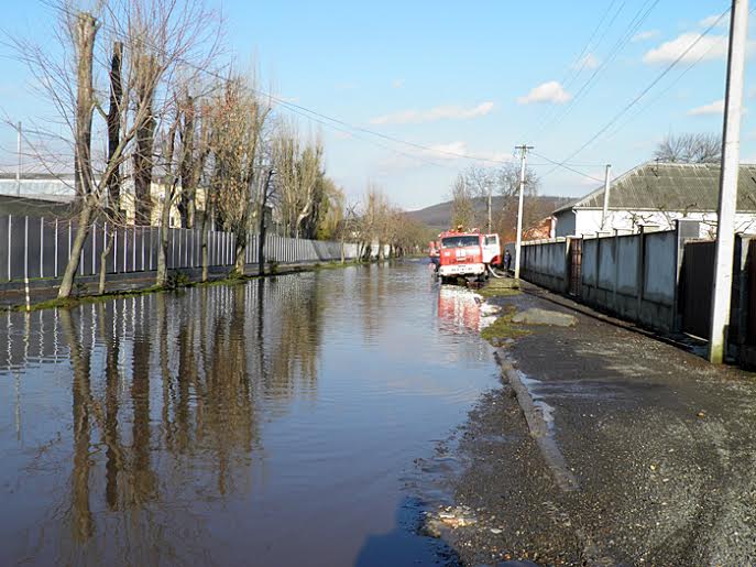 Через відсутність зливних каналів в Ужгороді затопило проїжджу частину на Гранітній (ФОТО, ВІДЕО) 