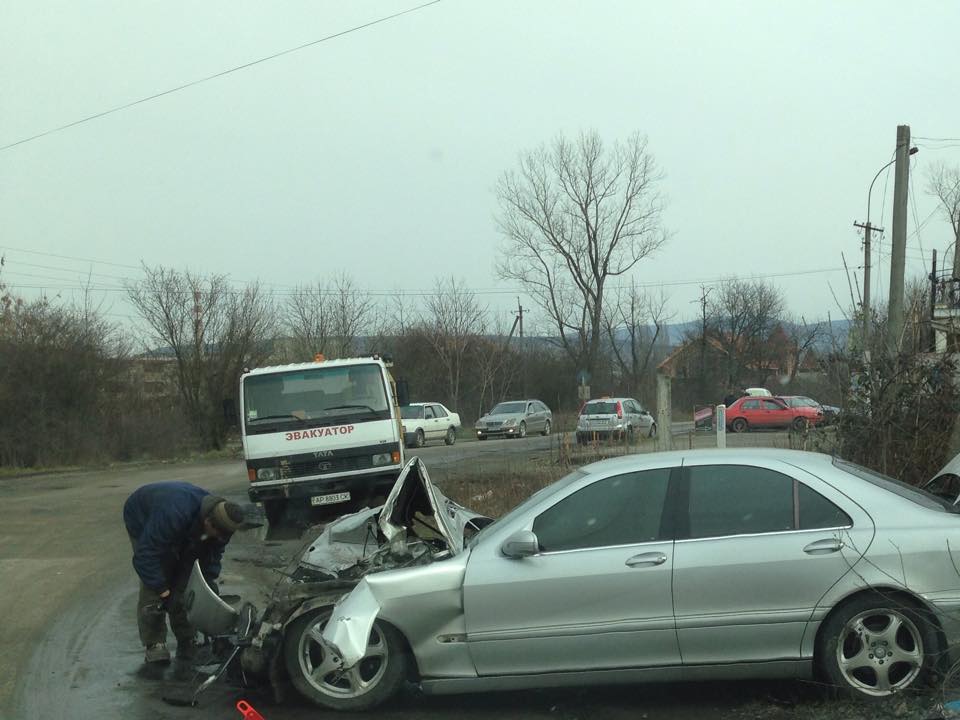 Зіткнення з вантажівкою в Ужгороді водій "Мерседеса" спровокував, бо поспішав (ФОТО)