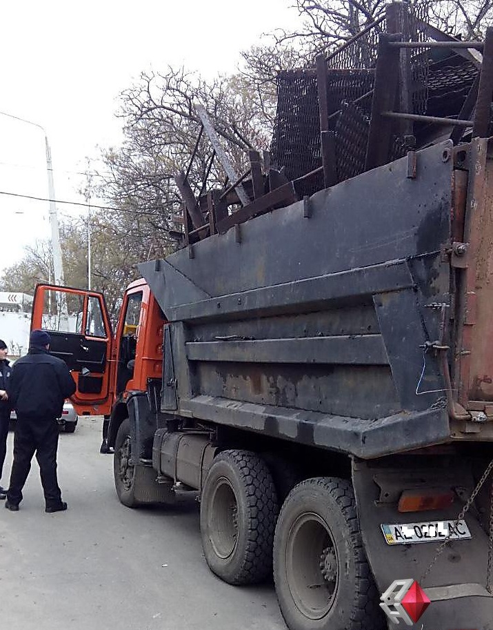 На Закарпатті затримали дві вантажівки з "лівим" металобрухтом