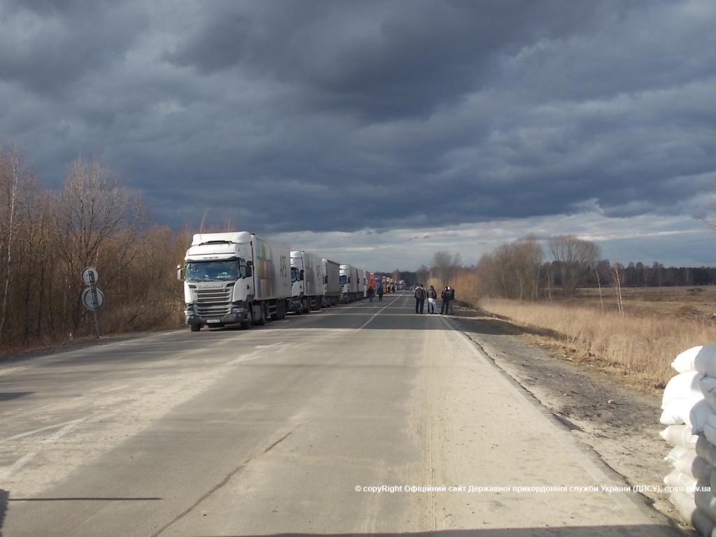 Російські вантажівки, що їх Польща не пропускає в ЄС, вирушили в Угорщину і Словаччину через Закарпаття