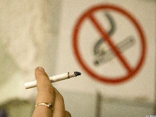 В Ужгороді оштрафували адмінпорушників, що курили на вулиці та самовільно обрізали гілля дерев