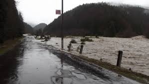 На Тячівщині внаслідок підняття води у річці підмило дорогу, що спричинило обмеження руху транспорту