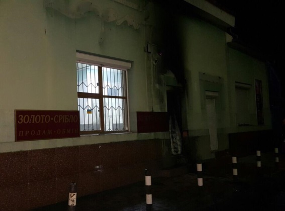 У Мукачеві розшукують зловмисника, що підпалив шину біля ювелірного магазину (ФОТО)
