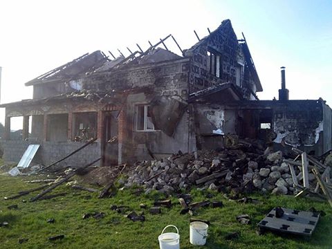 На Мукачівщині з'ясовують причину пожежі, що понищила будинок та майно (ФОТО)