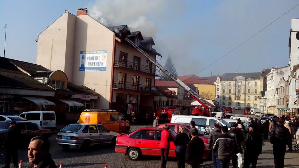 В центрі Ужгорода горить офісна будівля (ФОТО)