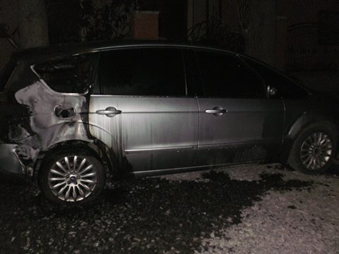 Вночі жительці Ужгорода підпалили авто марки "Форд С-Макс" (ФОТО)