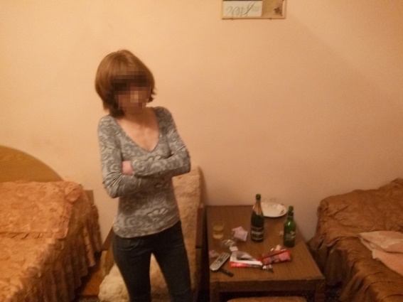 На Ужгородщині викрили звідницю, що "продавала" жінок через інтернет (ФОТО)