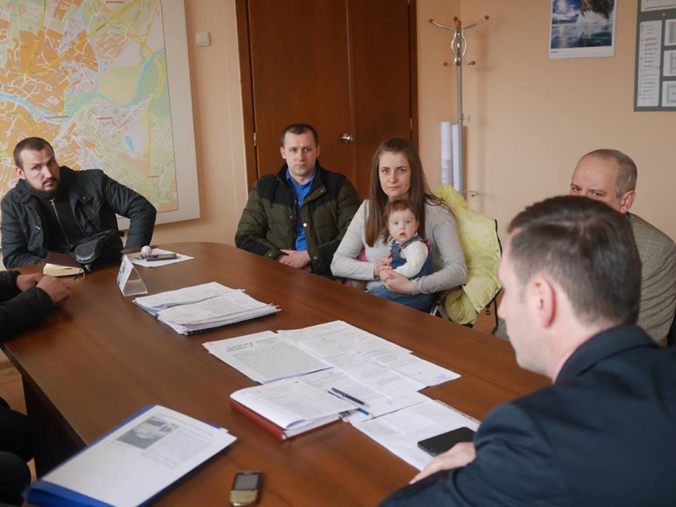 В Ужгороді влада змусила вибачитися водія, що не впустив у "маршрутку" школярів і нахамив пасажирці