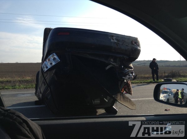 На Ужгородщині на трасі автомобіль внаслідок ДТП перевернувся на дах (ФОТО)