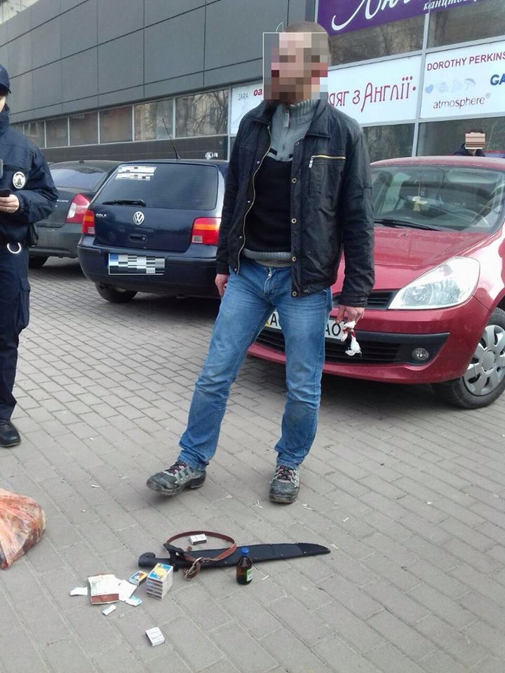 Вбивцю собаки, що привселюдно відтяв тварині голову в Ужгороді, відпустили під особисті зобов'язання