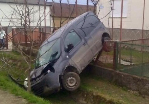 У Підвиноградові авто вилетіло в кювет і повисло задніми колесами на огорожі (ФОТО)