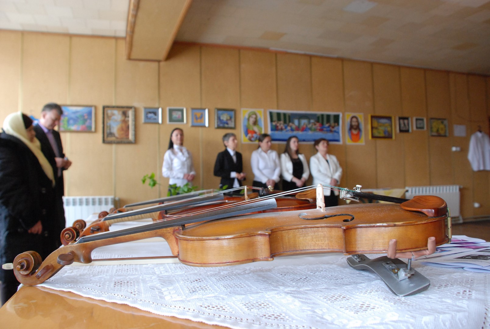 Виставкою скрипок на тлі вишиваних картин і сорочок відзначили свої ювілеї два майстри в Іршаві (ФОТО)