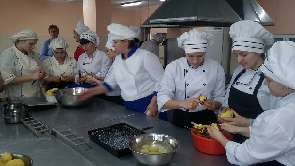Студенти в Ужгороді взялися до ліпки 20 тис вареників для бійців АТО (ФОТО)