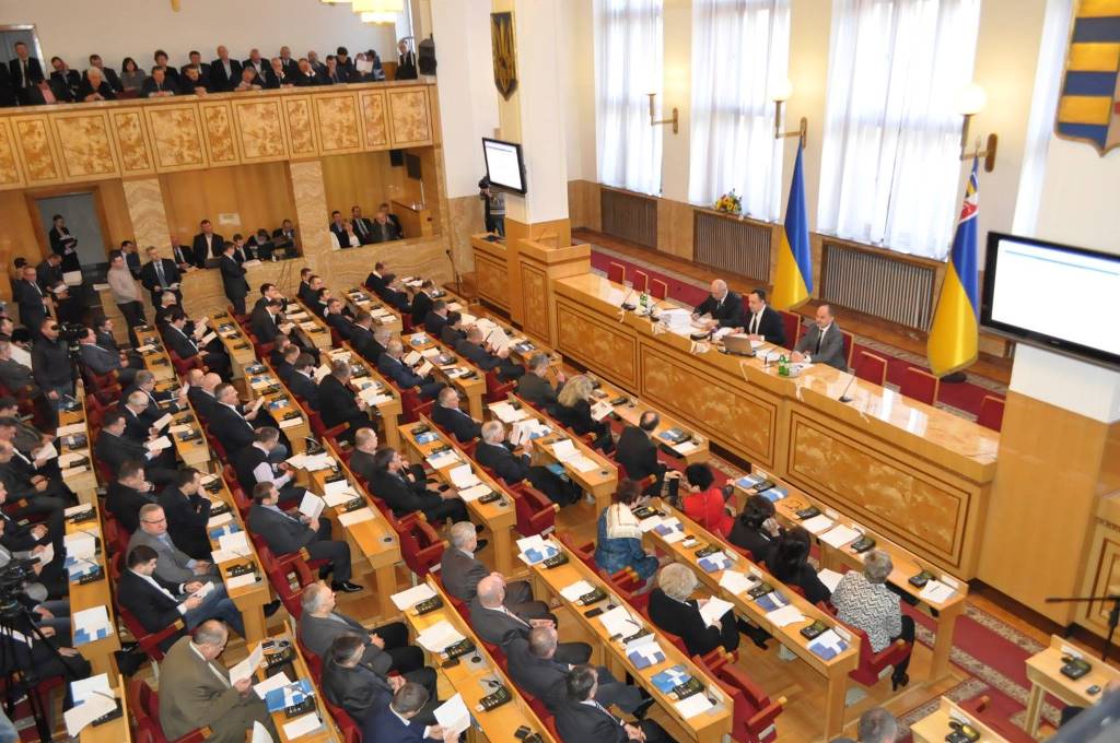На вимогу депутатів від ЄЦ і "Батьківщини" Рівіс скликає позачергову сесію Закарпатської облради