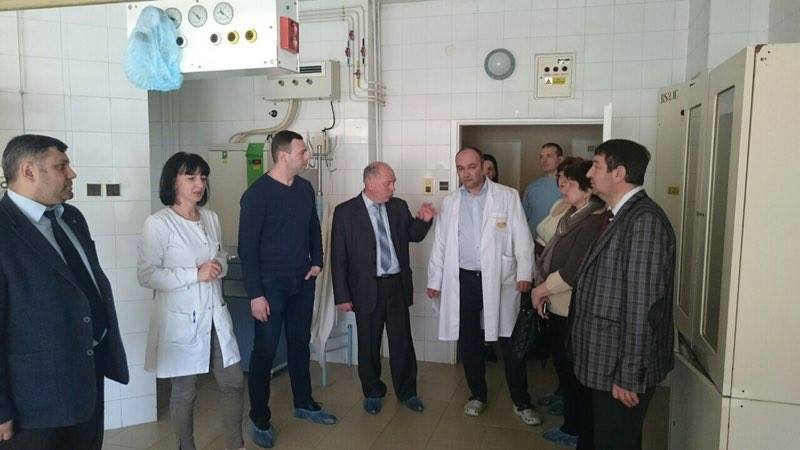 Ужгородські депутати провели виїзне засідання – відвідали міські заклади охорони здоров'я (ФОТО)