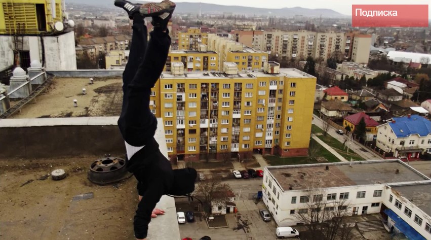 Руфер з Ужгорода з трюками дістався даху готелю "Закарпаття" і пробігся вздовж краю висотки (ВІДЕО)