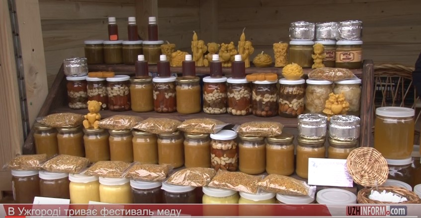 В Ужгороді триває "Медовуха Фест". Ціни на мед – від 120 до 200 грн за літр (ВІДЕО)