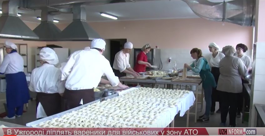 На виготовлення вареників для вояків АТО в Ужгороді використають 150 кг борошна, 200 кг картоплі та 40 кг цибулі (ВІДЕО)