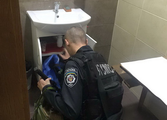 В туалеті Ужгородської міськради знайшли вибухонебезпечний предмет, схожий на гранату (ФОТО)
