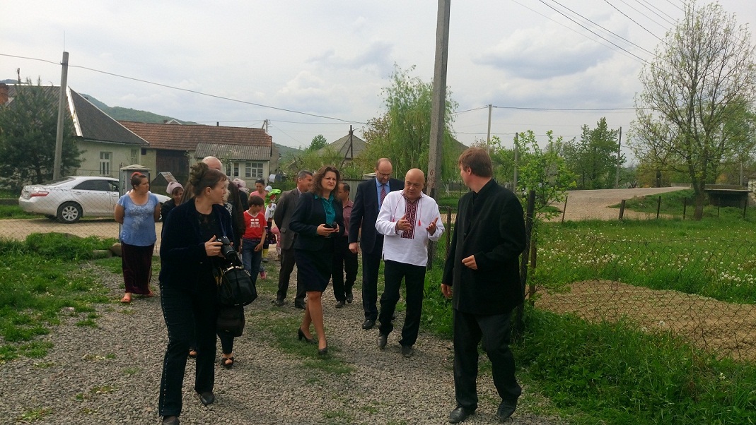 Генконсул Румунії в Чернівцях привезла "гуманітарку" волохам закарпатського Порошкова