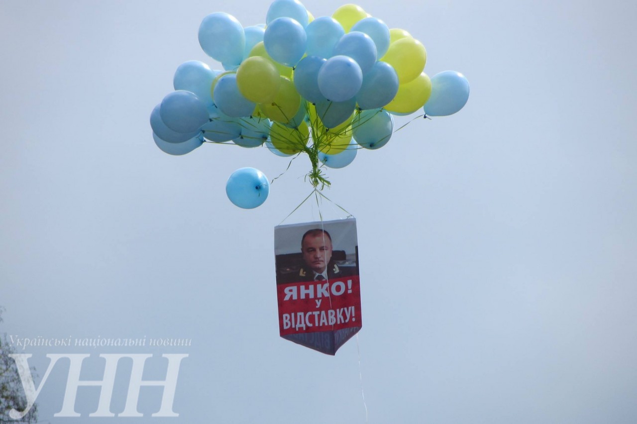 В Ужгороді на пікеті вимагали відставки Янка і "запустили" прокурора області в небо на кульках (ФОТО)